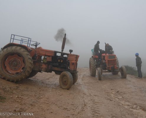 Iranische Traktoren im Nebel