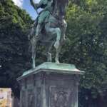 In Den Haag steht stolz eine Reiterstatue, die Wilhelm I. in Rüstung zeigt, der auf einem majestätischen Pferd auf einem Sockel steht.