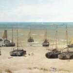 Mehrere Segelboote liegen auf einem gezeichneten Panoramabild an einem Sandstrand in Den Haag, mit ruhigen Wellen unter einem bewölkten Himmel. Die Menschen haben sich in der Nähe der Boote versammelt und genießen die ruhige Küstenlandschaft.