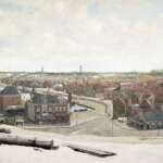 Ein gezeichneter Panoramablick auf Den Haag zeigt eine historische Stadt mit Gebäuden mit roten Dächern, charmanten Straßen und eleganten Kirchtürmen; im Vordergrund liegen Baumstämme auf echtem Sand.