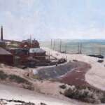 Eine gemalte Küstenszene in der Nähe von Den Haag zeigt ein charmantes Dorf mit Gebäuden an einem Sandstrand, mehreren am Ufer ruhenden Booten und ein paar gemütlich spazieren gehenden Menschen.