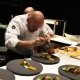 Sternekoch Mickaël Pihours bei der Zubereitung eines Gerichtes beim Exclusive Dinner 2018 in Toblach