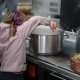 Kleines Mädchen am Kochtopf auf dem Klaudehof beim Gourmetfestival Hochpustertal 2018