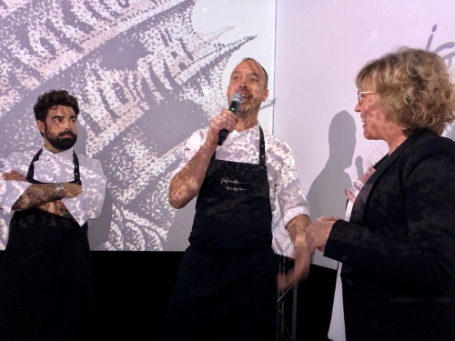 Chefkoch Quim Casellas mit Mikrofon beim TastEmotion 2018 in München