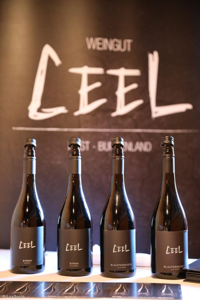 Vier Weinflaschen vom Weingut Ceel stehen vor einem Schild mit dem Namen des Weingutes.