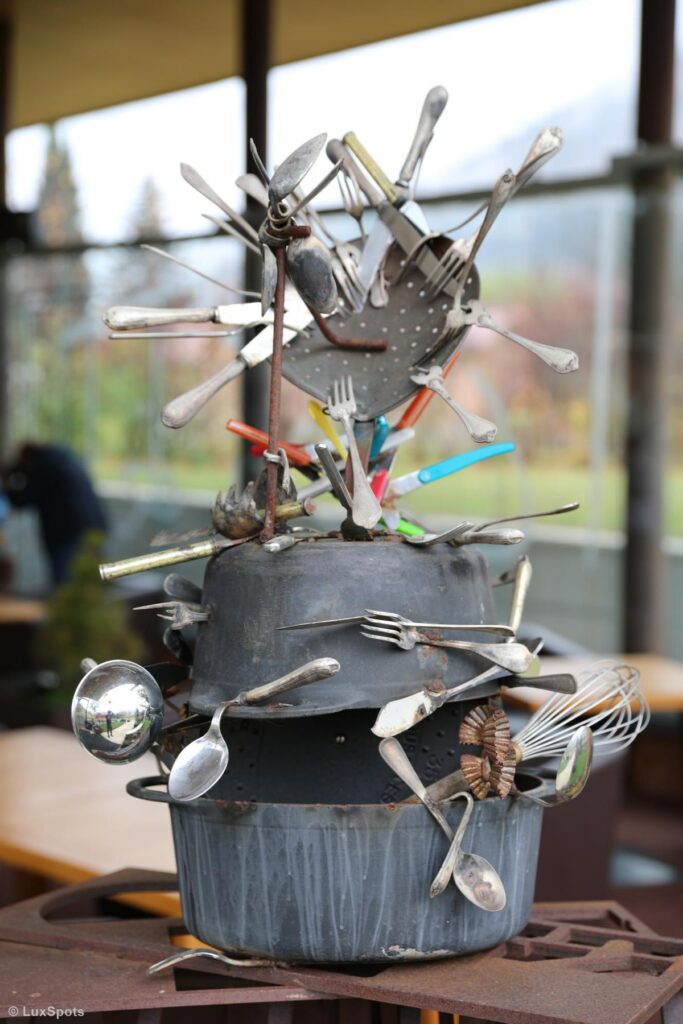 Kunst aus Geschirr vor dem Restaurant Tilia in Toblach