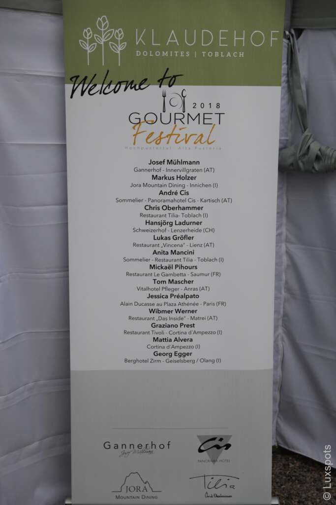 Eine großes Roll-up vom Klaudehof listet die teilnehmenden Köche beim 5. Gourmetfestival Hochpustertal auf.