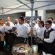 Teilnehmer präsentieren sich und ihre Ehrungen beim 5. Gourmetfestival Hochpustertal auf dem Klaudehof in Toblach