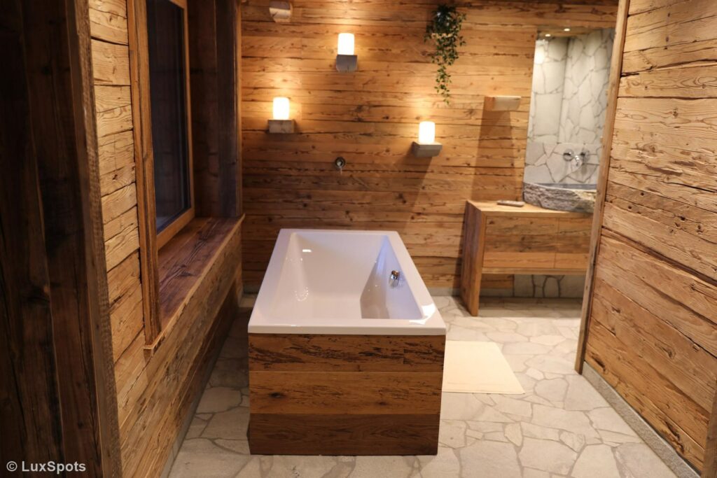Freistehende Badewanne im Alm-Chalet Prechtlgut