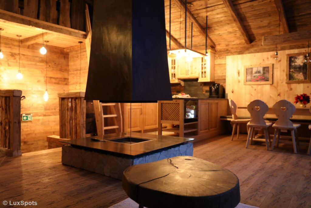 Offener Kamin und Küche im Alm-Chalet Prechtlgut