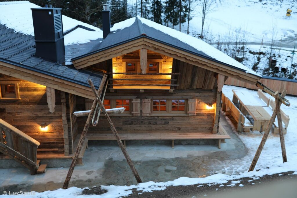 Traditionelle Altholzfassade mit Heustangen im Prechtlgut
