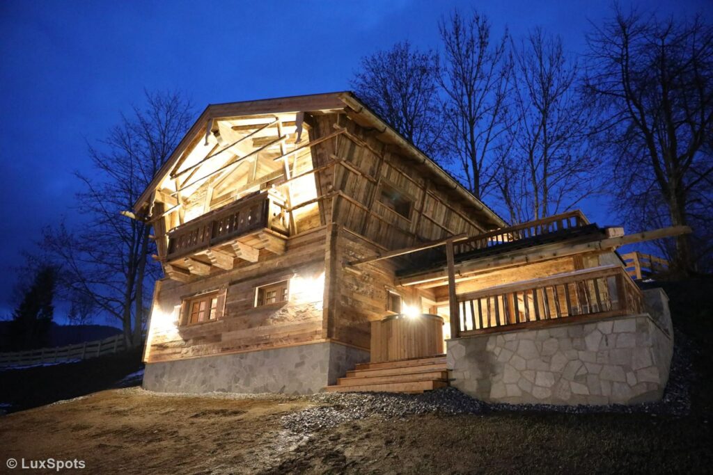 Nachtaufnahme eines Luxus-Chalets vom Prechtlgut in Wagrain