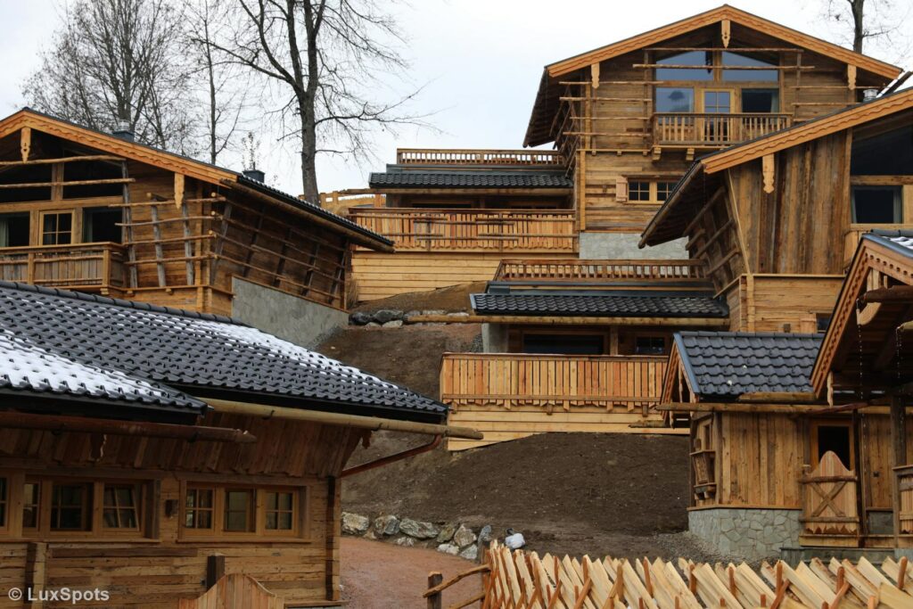 Chaletdorf Prechtlgut in Wagrain, Österreich liegt an einem Hang