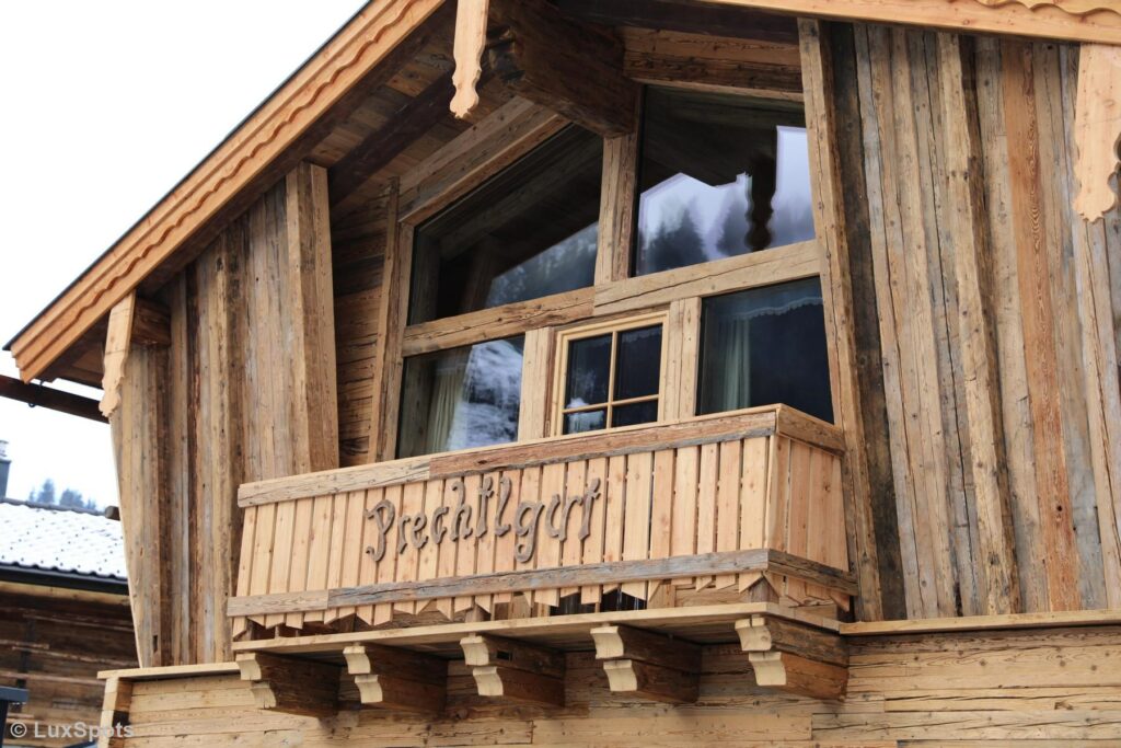 Prechtlgut Schild an Chalet-Außenfassade