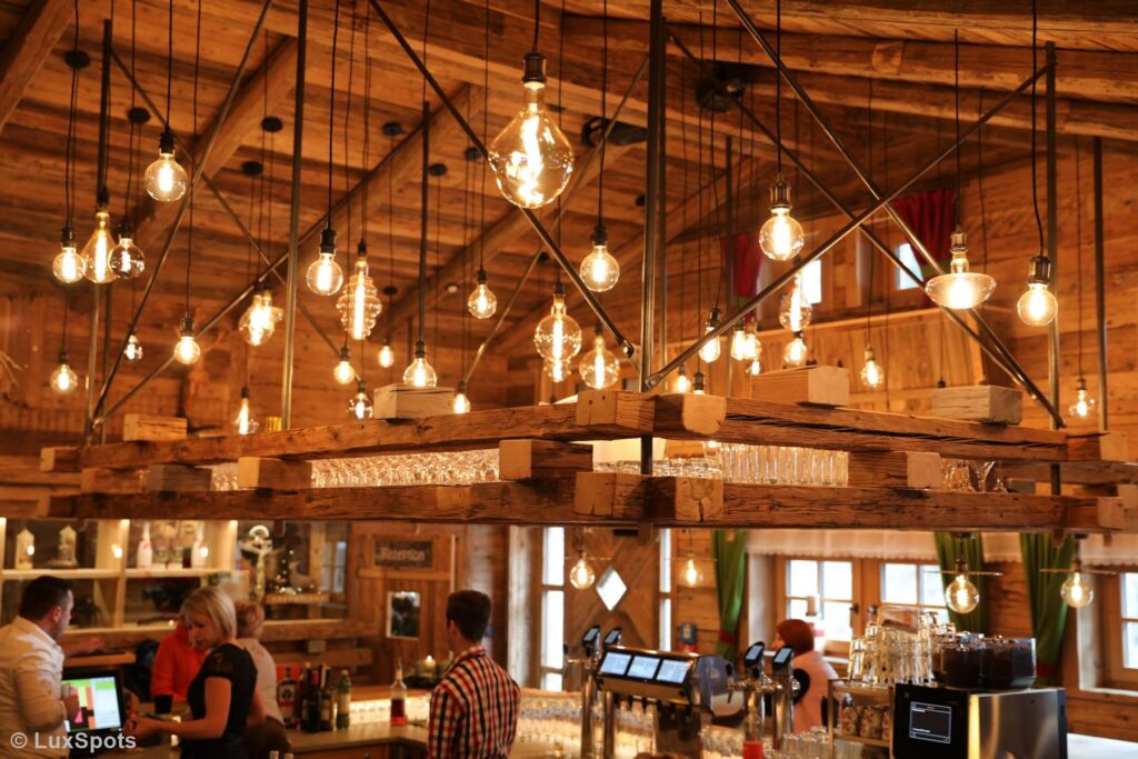 Bar und Rezeption im Prechtlgut mit vielen Lampen