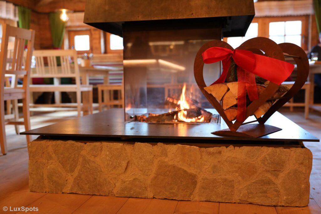 Offener Kamin im Prechtlstadl mit Kaminholz in Herzform