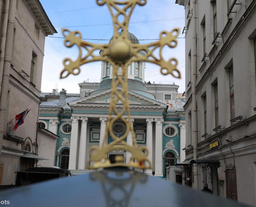 Kreuz vor Armenischer Kirche in Sankt Petersburg