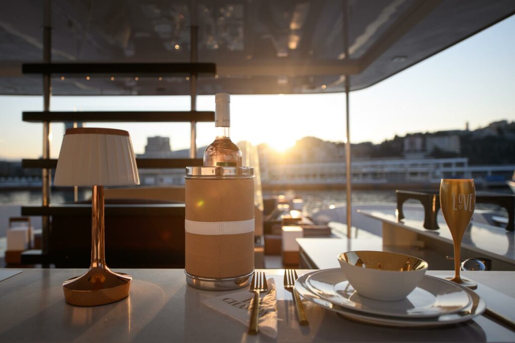 Gedeckgter Tisch bei Abendsonne auf der Goldfinger Yacht