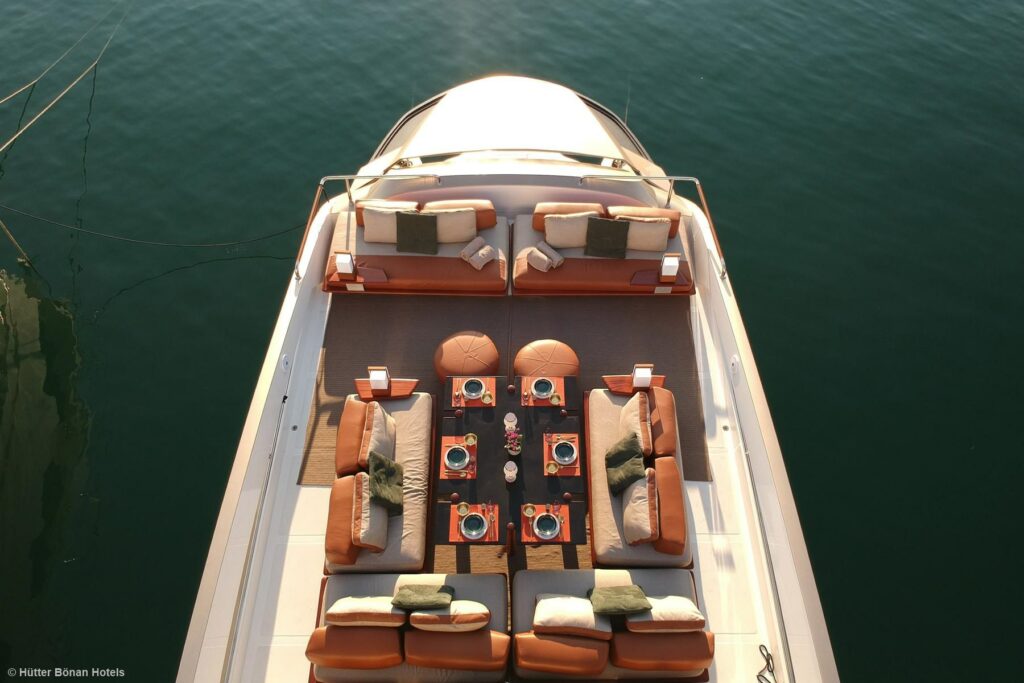 Oberdeck der Goldfinger mit Sofas im marokkanischen Stil