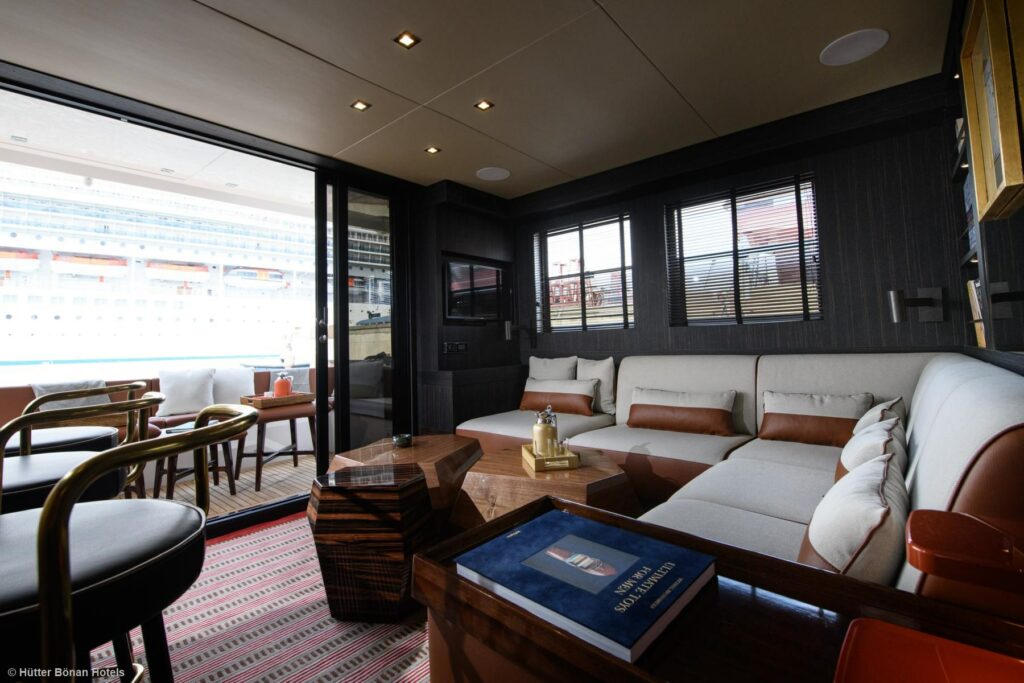 Wohnbereich der Goldfinger Yacht