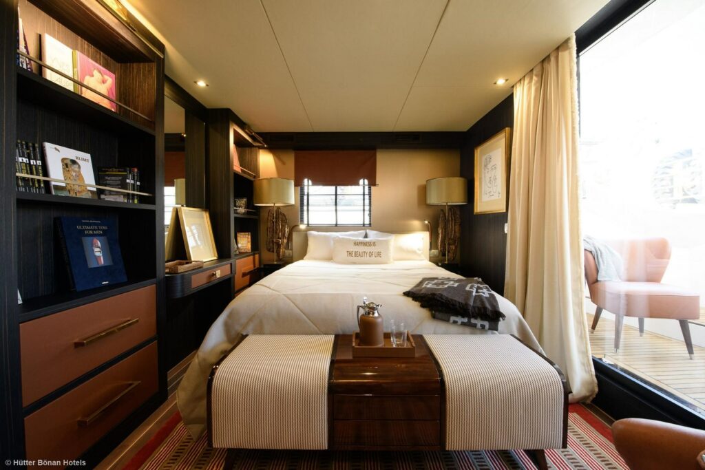 Doppelbett und Außenterrasse der Master-Kabine der Goldfinger Yacht