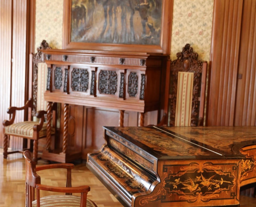 Verziertes Piano im Grand Hotel Europe