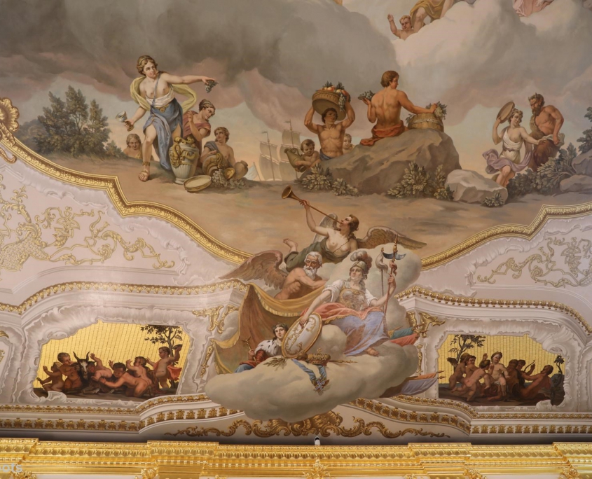 Detailreiche Deckengemälde im Katharinenpalast