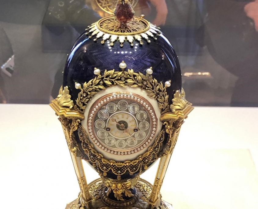 Kunstvoll verziertes Ei aus dem Fabergé-Museum