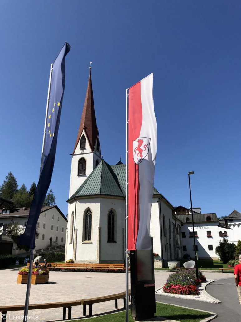 Dorfplatz mit Kirche in Seefeld, Tirol