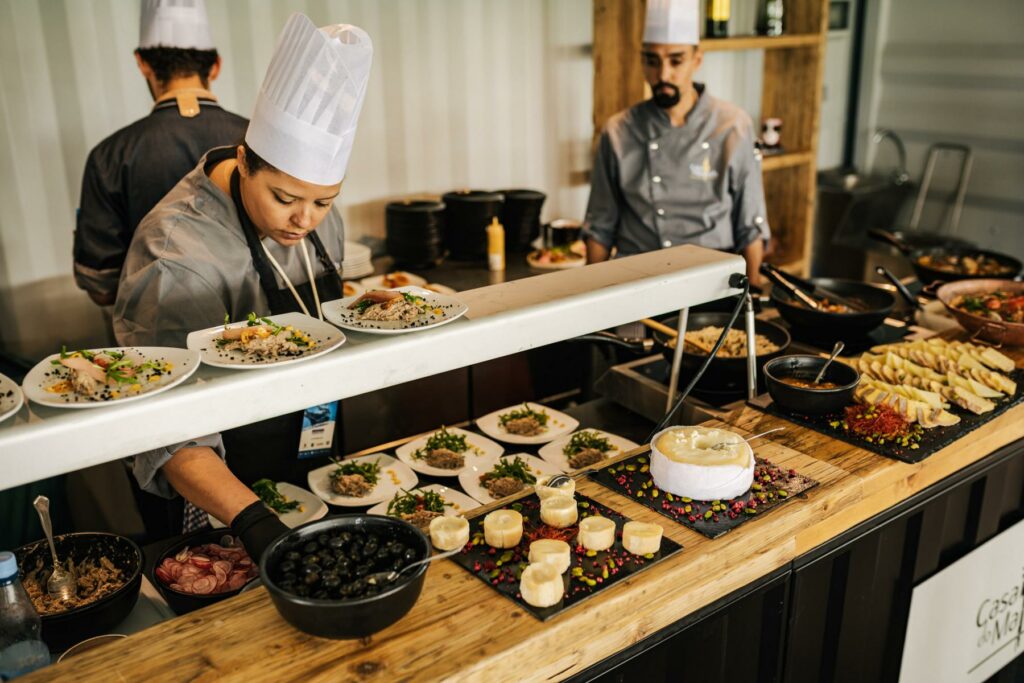 Asiatisches Essen wird zur Porsche European Open 2023 angereicht