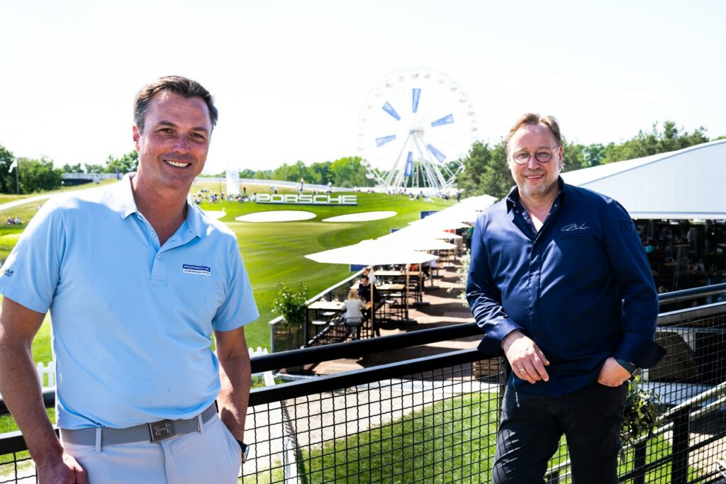 Der Turnierdirektor Dirk Glittenberg zusammen mit Sternekoch Thomas Bühner auf der Porsche European Open 2023