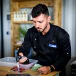 Ein Koch bereitet das Sushi bei der Porsche Euopean Open 2023 zu