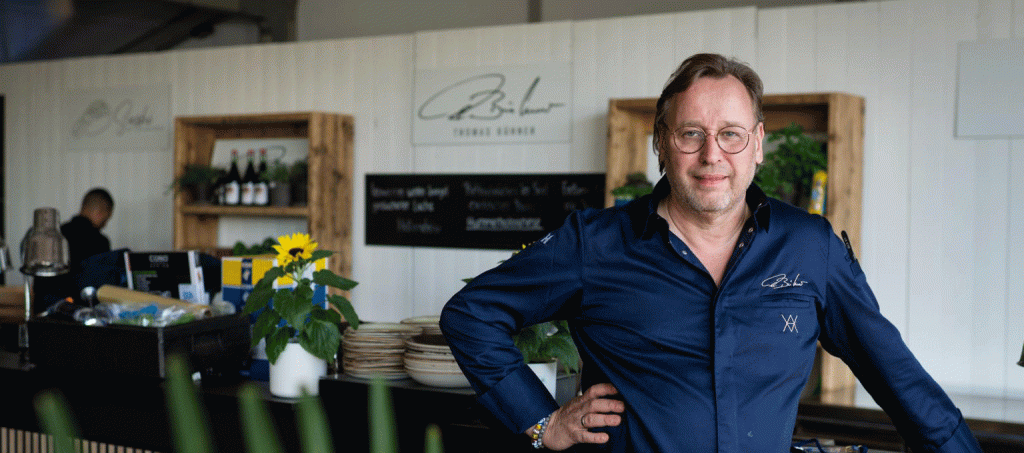 Chefkoch Thomas Bühner am Tresen des VIP-Zelts auf der Porsche European Open 2023