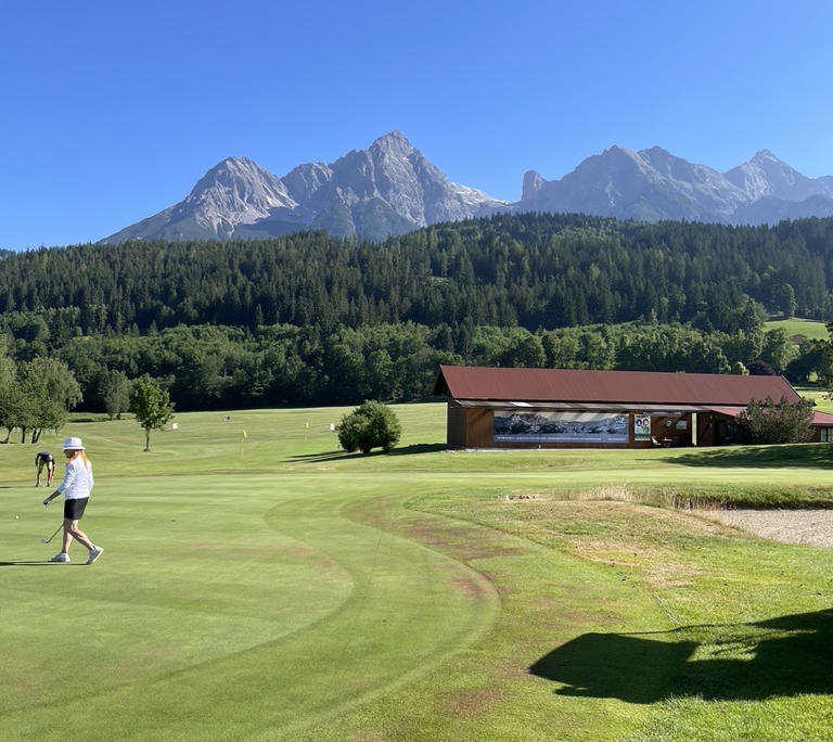 Blick auf Putting Green und Driving Range mit Bergpanorama im Golfclub Urslautal