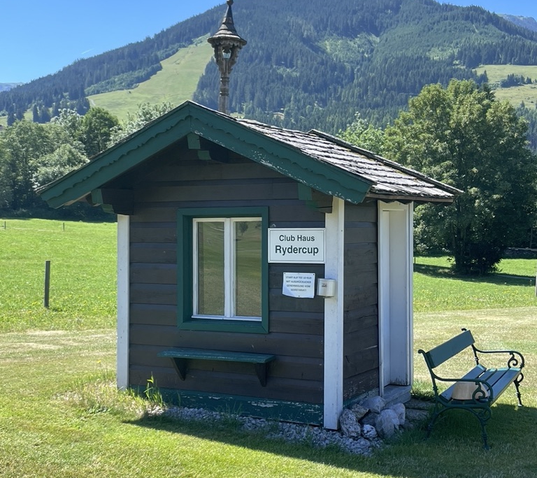 Traditionelle Starter- und Schutzhütte des Golfclub Urslautal