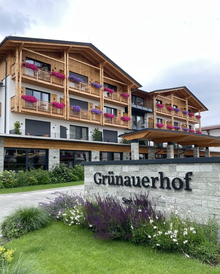 Einfahrt zum Grünauerhof bei Salzburg