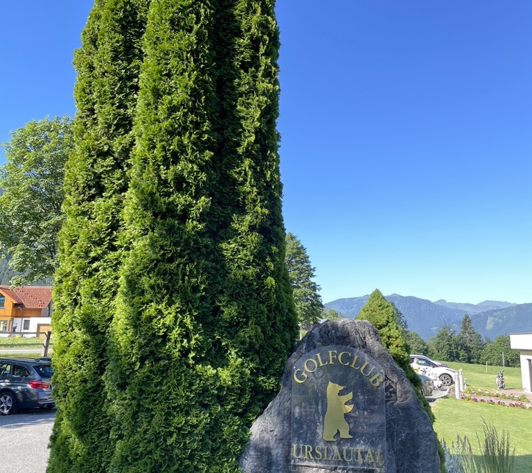 Stein mit Schriftzug des Golfclub Urslautal in Österreich