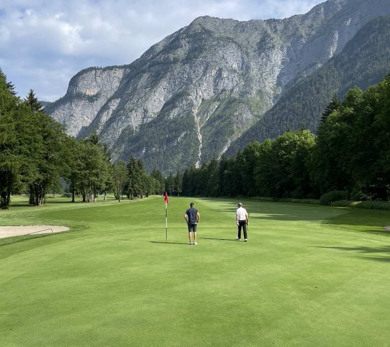 Zwei Golfspieler auf dem ersten Grün vom Golfclub Gut Brandlhof
