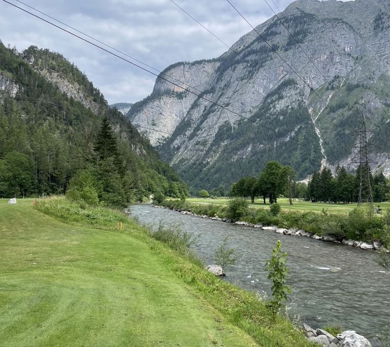 Fluss mit Alpen im Golfclub Gut Brandlhof