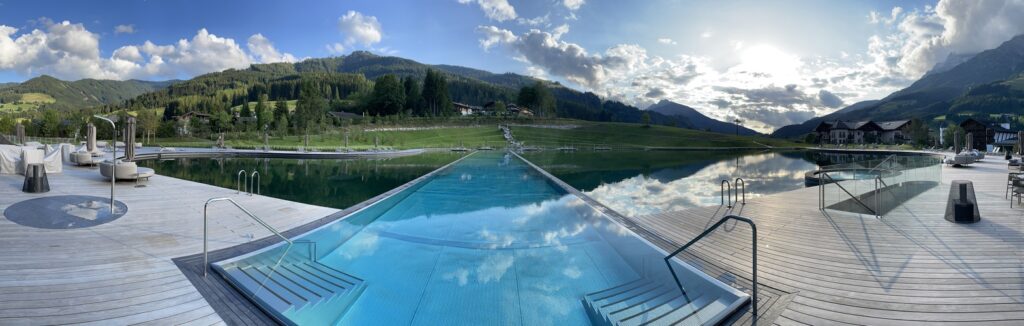 Pool und Badesee mit Bergpanorama im Krallerhof in Leogang