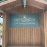 Haus mit Werbeschild zu Gut Altentann bei Salzburg