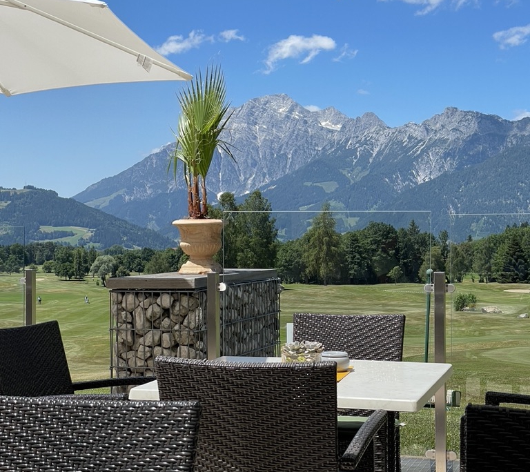 Terrassenblick vom Clubhaus Urslautal auf die Fairways und die Alpen