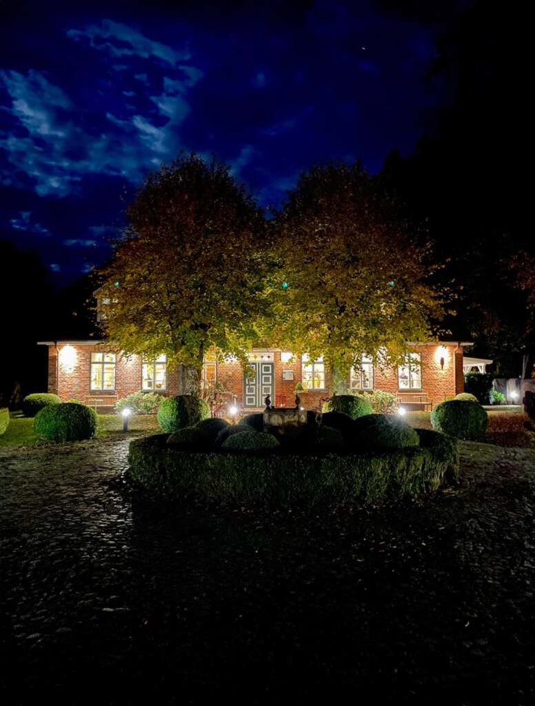 Blick auf den beleuchteten Gutshof des Friederikenhofes bei Lübeck