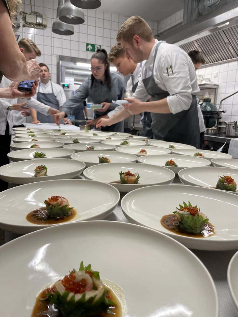 Der erste Gang wird beim Gourmet Festival im Friederikenhof zubereitet: Hamachi in Ponzu-Sauce
