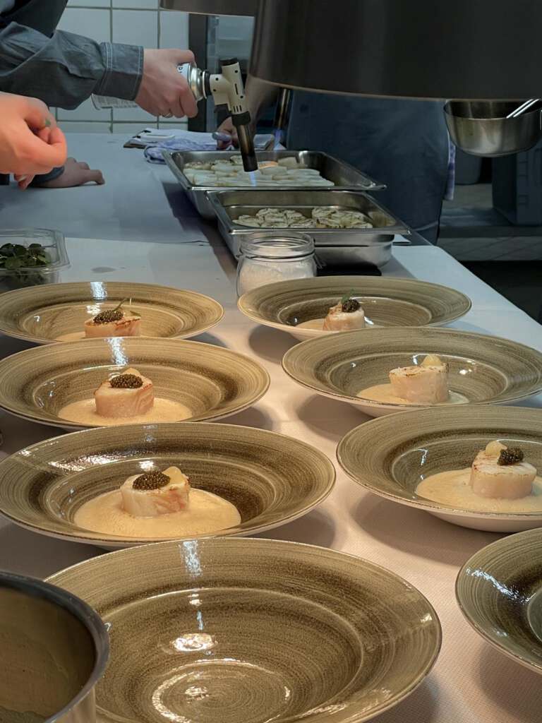 In der Küche des Friederikenhofes wird der Kabeljau in einer Shiso Beurre Blanc mit Osietra Kaviar zubereitet.