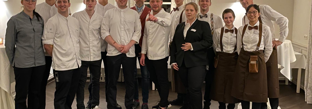 Das Küchen- und Restaurantteam mit Robin Pietsch und Felix Lestrat im Friederikenhof, Lübeck