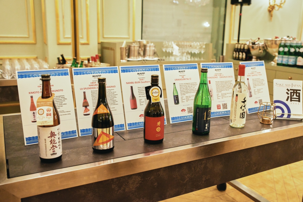 Sake-Flaschen zur Verkostung bei „Entdeckung Japanischer Meeresfrüchte“ im Adlon, Berlin