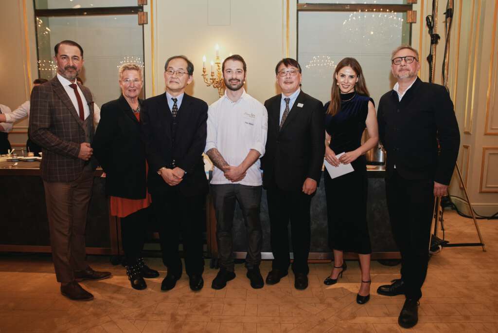 Gruppenbild von japanischen Diplomaten und deutschen Journalisten bei der Veranstaltung "Entdeckung Japanischer Meeresfrüchte" in Berlin