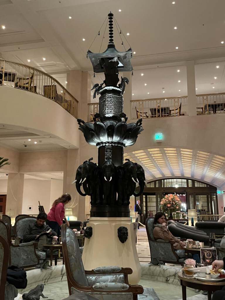 Berühmter Elefantenbrunnen in der Lobby des Hotel Adlon in Berlin.