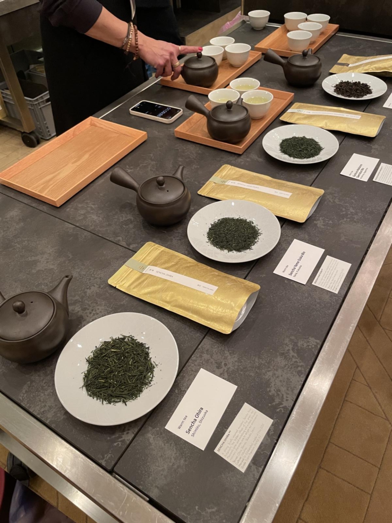 Japanische Tee-Variationen zur Verkostung bei der Veranstaltung "Entdeckung japanischer Meeresfrüchte" in Berlin.
